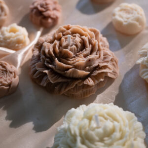 Vela Pilar de Peônia 90 g — Chá Branco